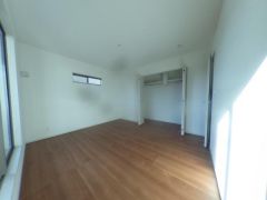 寝室・子供部屋に最適な明るい洋室