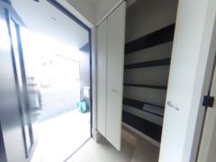気持ちよく家族を迎えられる玄関収納付き