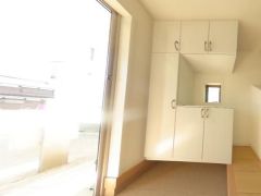 気持ちよく家族を迎えられる玄関収納付き