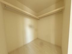 季節物の衣装もスッキリ収納できるWIC