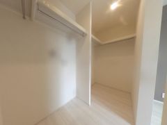 季節物の衣装もスッキリ収納できるWIC
