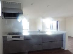 料理をしながら会話を楽しめる対面キッチン