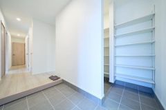 気持ちよく家族を迎えられる玄関収納付き