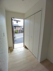 気持ちよく家族を迎えられる玄関収納付き