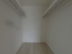 季節物の衣装もスッキリ収納できるWIC