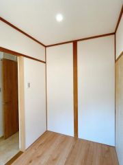 季節物の衣装もスッキリ収納できる納戸