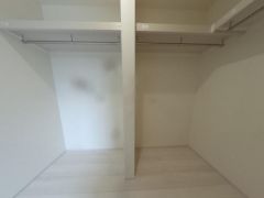 季節物の衣装もスッキリ収納できるWIC