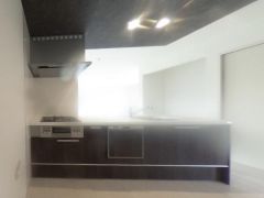 料理をしながら会話を楽しめる対面キッチン