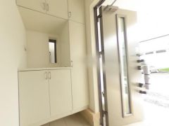気持ちよく家族を迎えられる玄関収納付き