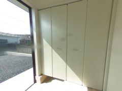 気持ちよく家族を迎えられる玄関収納付き