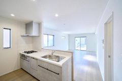 料理をしながら会話を楽しめる対面キッチン