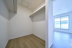 季節物の衣装もスッキリ収納できるWIC