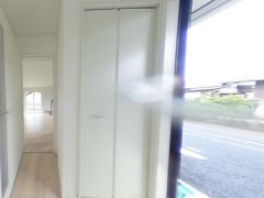気持ちよく家族を迎えられる玄関収納付き