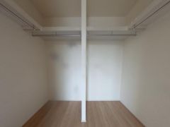 季節物の衣装もスッキリ収納できるWIC