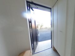 気持ちよく家族を迎えられる玄関収納付き