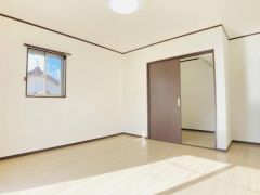 季節物の衣装もスッキリ収納できるWIC