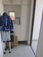 気持ちよく家族を迎えられる玄関収納付き