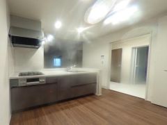 料理をしながら会話を楽しめる対面キッチン