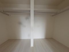 季節物の衣装もスッキリ収納できるWIC